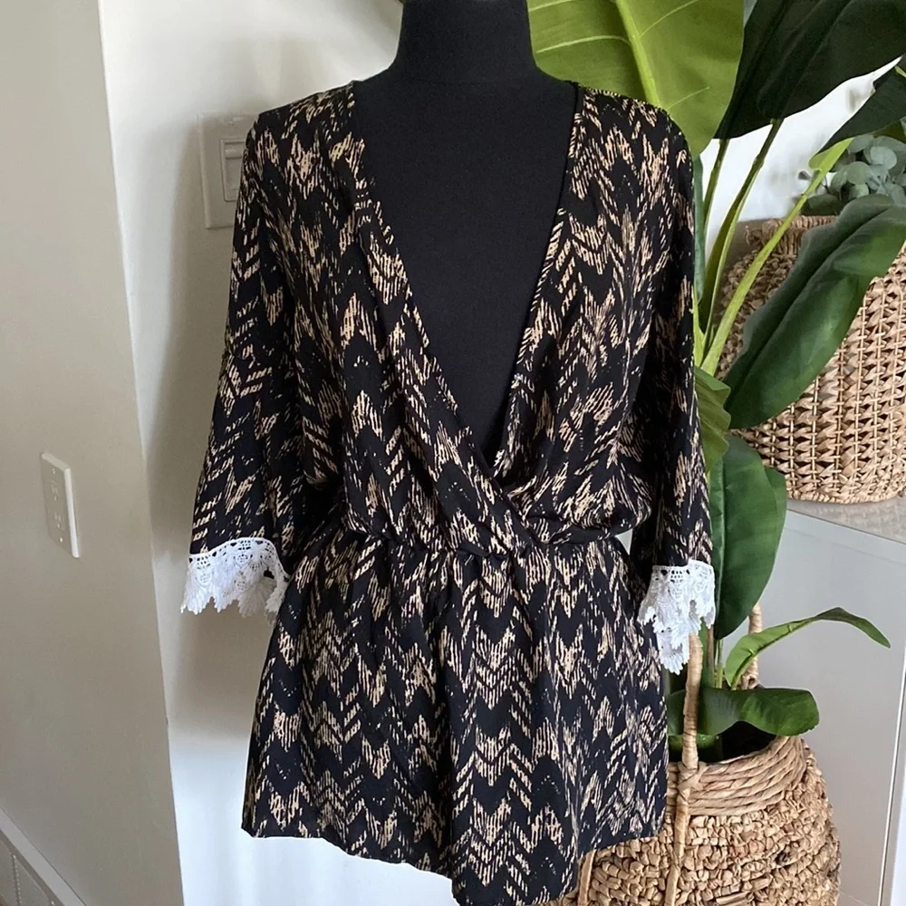 NWOT Romper with lace trim on sleeves - Picture 4 of 5